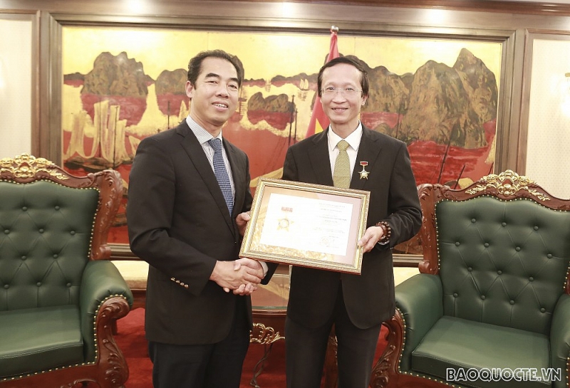 Bộ Ngoại giao trao tặng Kỷ niệm chương cho lãnh đạo Bộ Kế hoạch và Đầu tư Bộ Ngoại giao trao tặng Kỷ niệm chương cho lãnh đạo Bộ Kế hoạch và Đầu tư