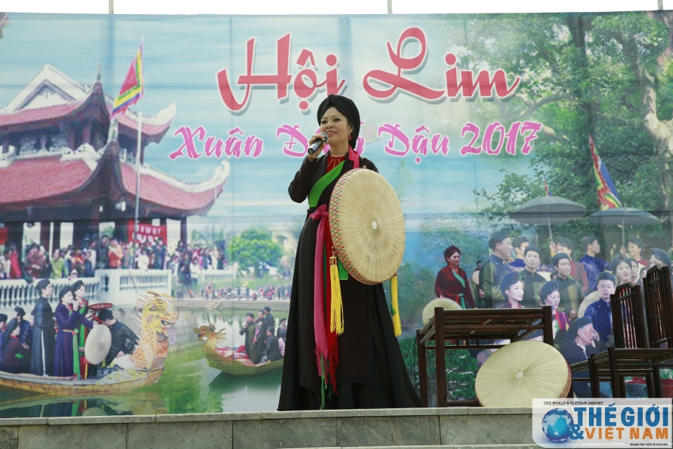 Đầu Xuân, du khách nô nức đổ về Hội Lim dau xuan du khach no nuc do ve hoi lim