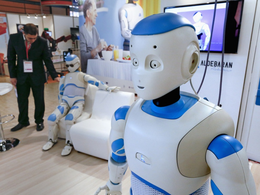 Nhật Bản chế tạo robot phục vụ người già, mất trí nhớ