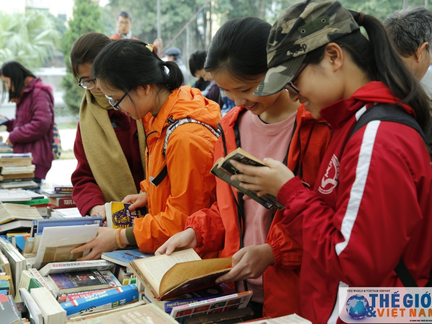 Cùng ghé thăm Hội chợ sách cũ Hà Nội 2017