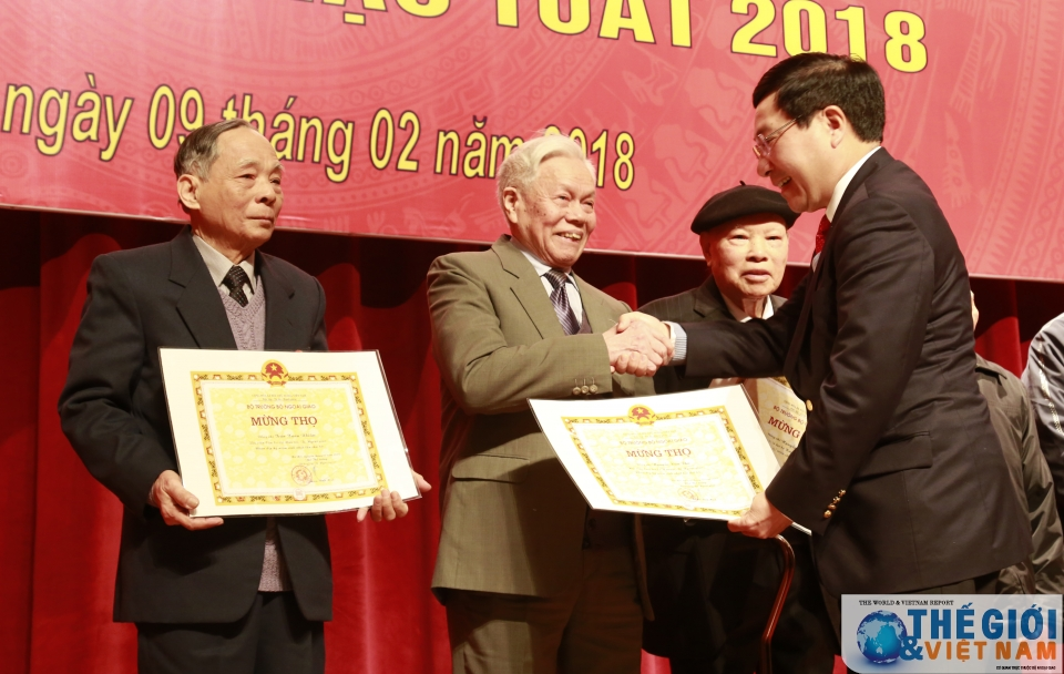 Mừng thọ, Mừng xuân các cán bộ ngoại giao lão thành Ngoại giao