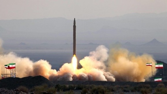 Quân đội Iran thử nghiệm tên lửa thông minh có tầm bắn 300km