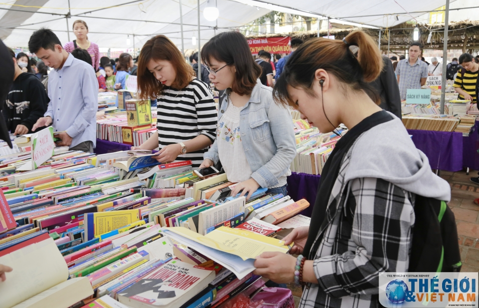 Tấp nập Hội Sách Xuân Hà Nội 2018