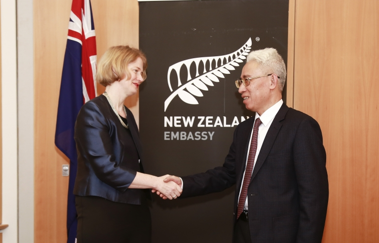 Lãnh đạo Bộ Ngoại giao Việt Nam ghi sổ tang tại Đại sứ quán New Zealand