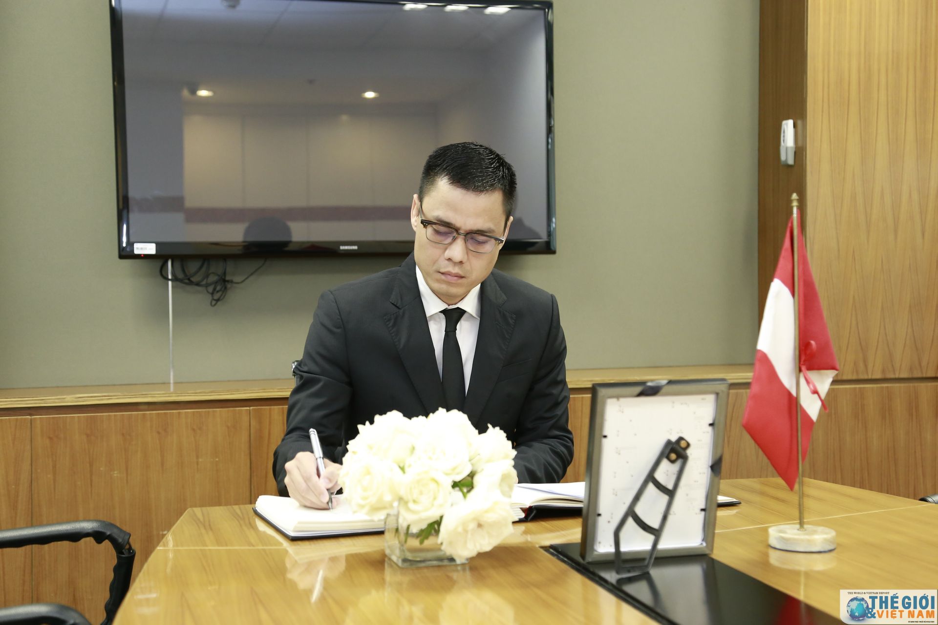 Trợ lý Bộ trưởng Ngoại giao Đặng Hoàng Giang ghi sổ tang chia buồn tại Đại sứ quán Peru