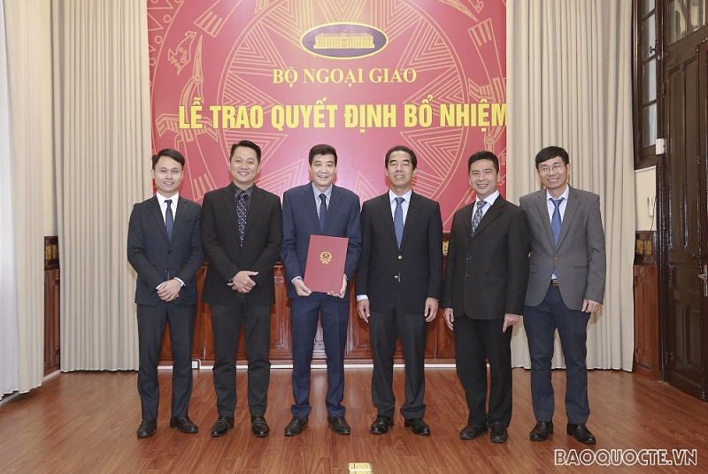 Lãnh đạo Bộ Ngoại giao trao Quyết định bổ nhiệm cán bộ Lãnh đạo Bộ Ngoại giao trao Quyết định bổ nhiệm cán bộ