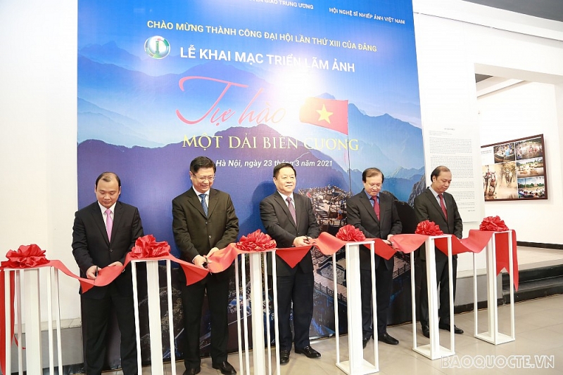 Lãnh đạo Bộ Ngoại giao dự Lễ khai mạc Triển lãm ảnh “Tự hào một dải biên cương”