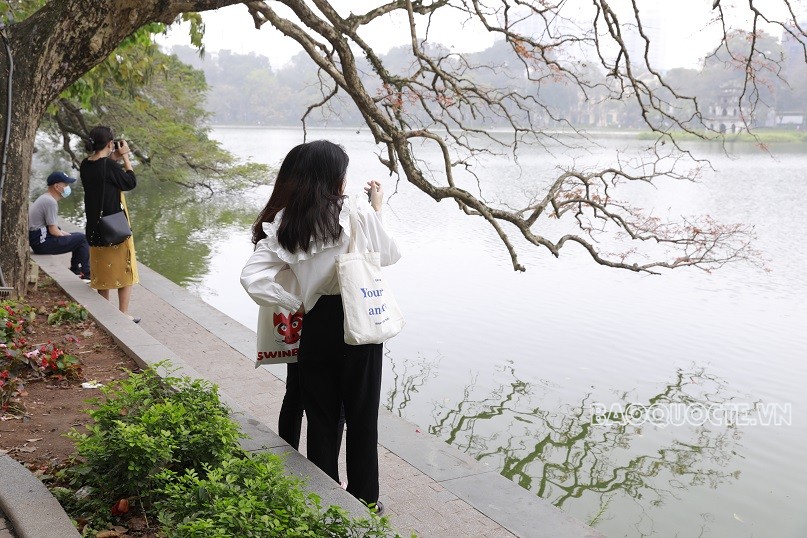 Check-in bên Hồ Gươm