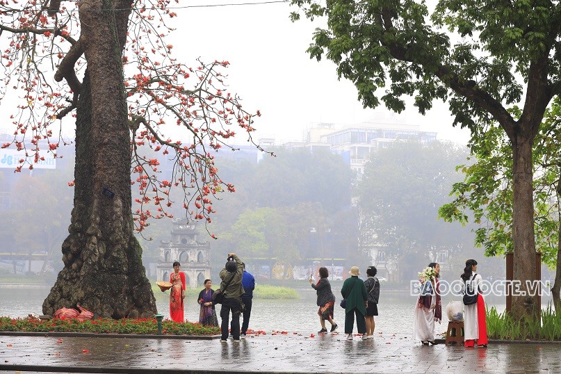Check-in bên Hồ Gươm