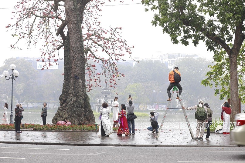 Check-in bên Hồ Gươm