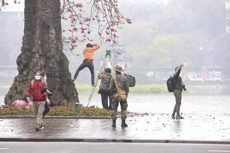 Check-in bên Hồ Gươm