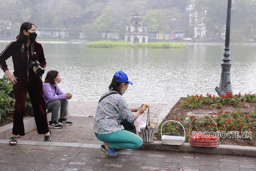 Check-in bên Hồ Gươm