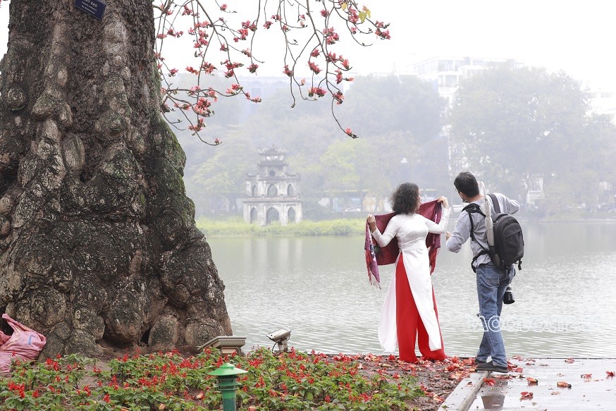 Check-in bên Hồ Gươm