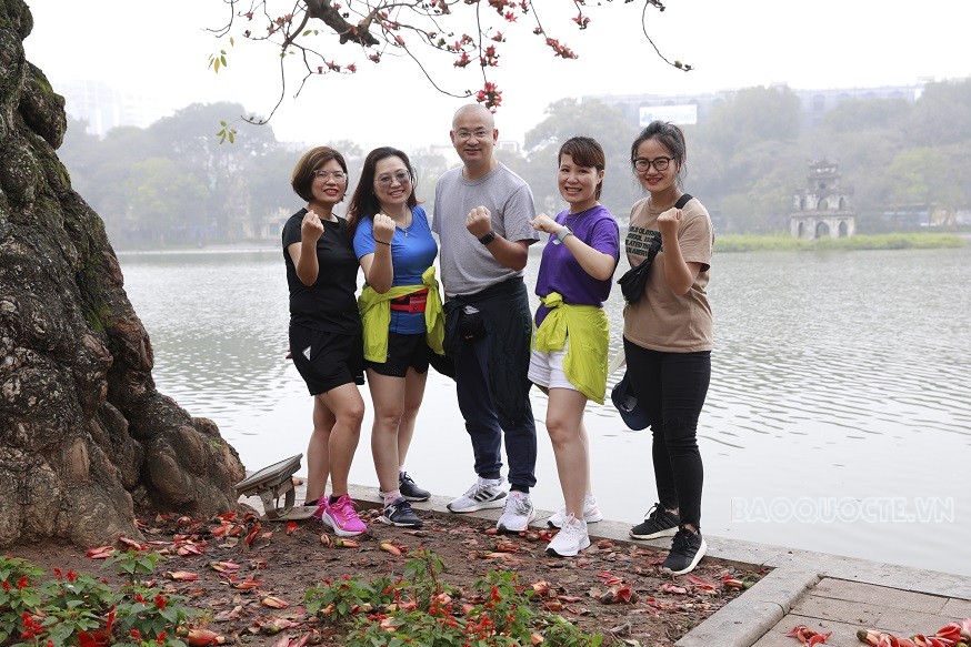 Check-in bên Hồ Gươm