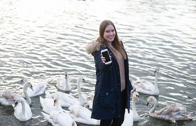 Điện thoại iPhone 8 vẫn sống khỏe sau 2 tháng thất lạc dưới đáy sông