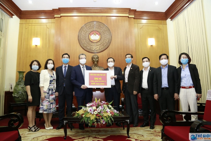 thu truong ngoai giao dang minh khoi trao tien quyen gop cua kieu bao ung ho phong chong covid 19