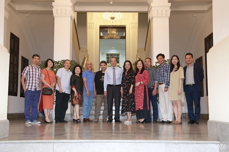 Thứ trưởng Ngoại giao Đặng Minh Khôi tiếp nhận tranh tặng các Đại sứ quán