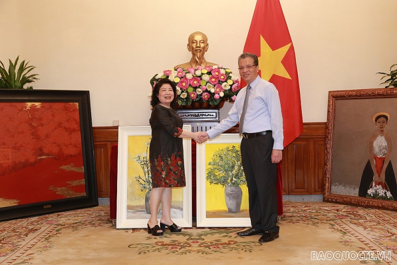 Thứ trưởng Ngoại giao Đặng Minh Khôi tiếp nhận tranh tặng các Đại sứ quán