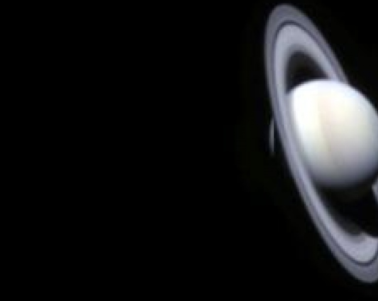 Phát hiện bất ngờ về khoảng trống không gian trên Sao Thổ