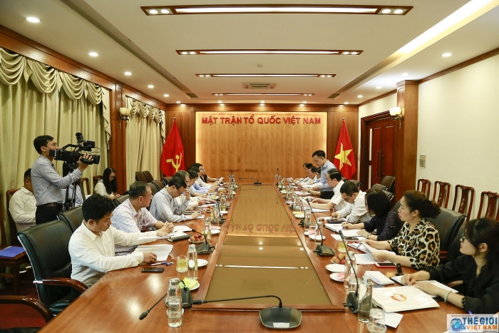 thu truong ngoai giao dang minh khoi trao tang tien quyen gop cho quy phong chong dich covid 19