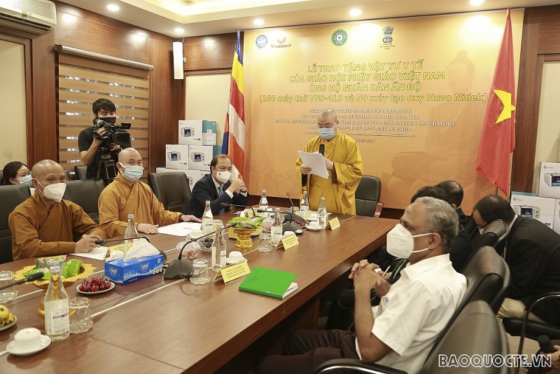 Thứ trưởng Nguyễn Quốc Dũng dự Lễ trao tặng vật tư y tế của Giáo hội Phật giáo Việt Nam Thứ trưởng Nguyễn Quốc Dũng dự Lễ trao tặng vật tư y tế của Giáo hội Phật giáo Việt Nam