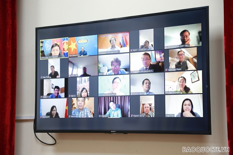 Nhà thơ Trần Đăng Khoa nói chuyện với các Đại sứ về học tập tư tưởng, đạo đức, phong cách Hồ Chí Minh Nhà thơ Trần Đăng Khoa nói chuyện với các Đại sứ về học tập tư tưởng, đạo đức, phong cách Hồ Chí Minh