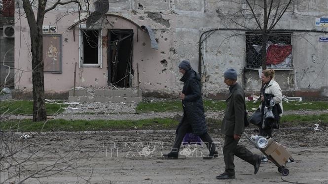 Ukraine: Dân thường được sơ tán khỏi Azovstal trên xe mang biểu tượng của LHQ