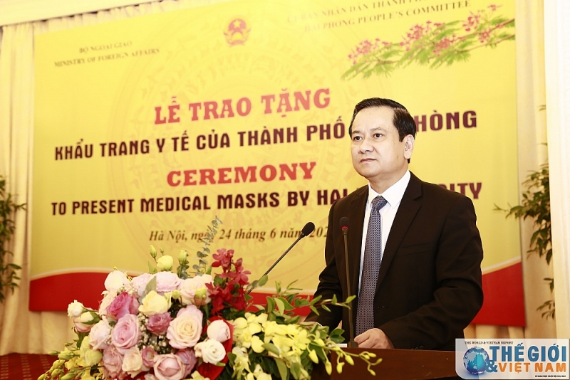 uy ban nhan dan thanh pho hai phong cung bo ngoai giao trao tang khau trang y te cho mot so nuoc