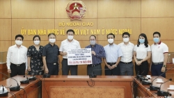 Doanh nghiệp kiều bào hỗ trợ 276 triệu đồng giúp tuyến đầu chống dịch Covid-19