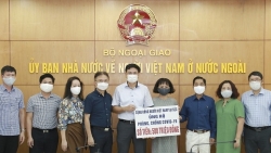 Lễ tiếp nhận tiền quyên góp hỗ trợ đồng bào trong nước từ doanh nghiệp kiều bào Cộng hòa Séc