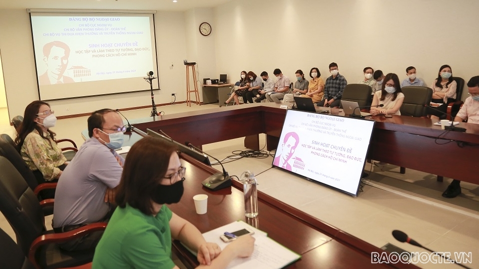 Sinh hoạt chi bộ chuyên đề Học tập và làm theo tư tưởng, đạo đức, phong cách Hồ Chí Minh