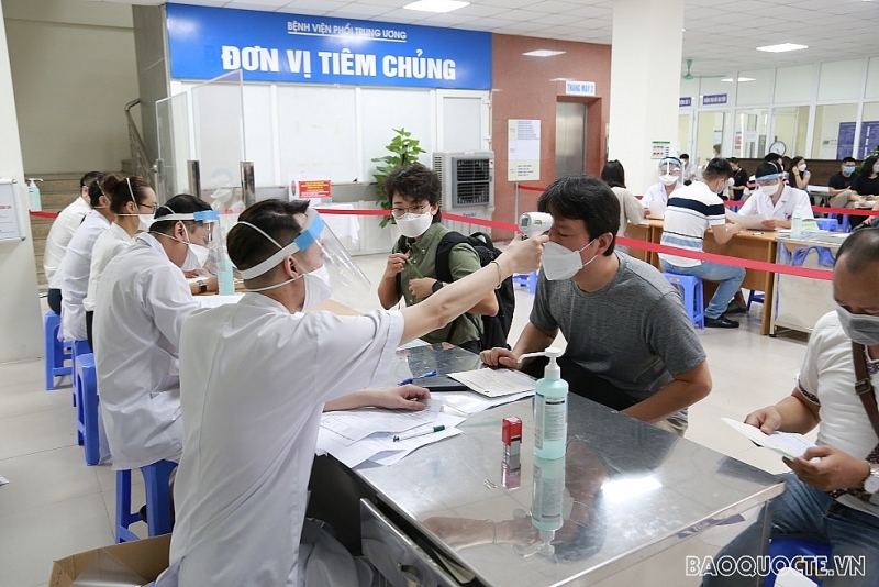 Tiêm vaccine ngừa Covid-19 cho phóng viên và trợ lý báo chí các văn phòng báo chí nước ngoài Tiêm vaccine ngừa Covid-19 cho phóng viên và trợ lý báo chí các văn phòng báo chí nước ngoài