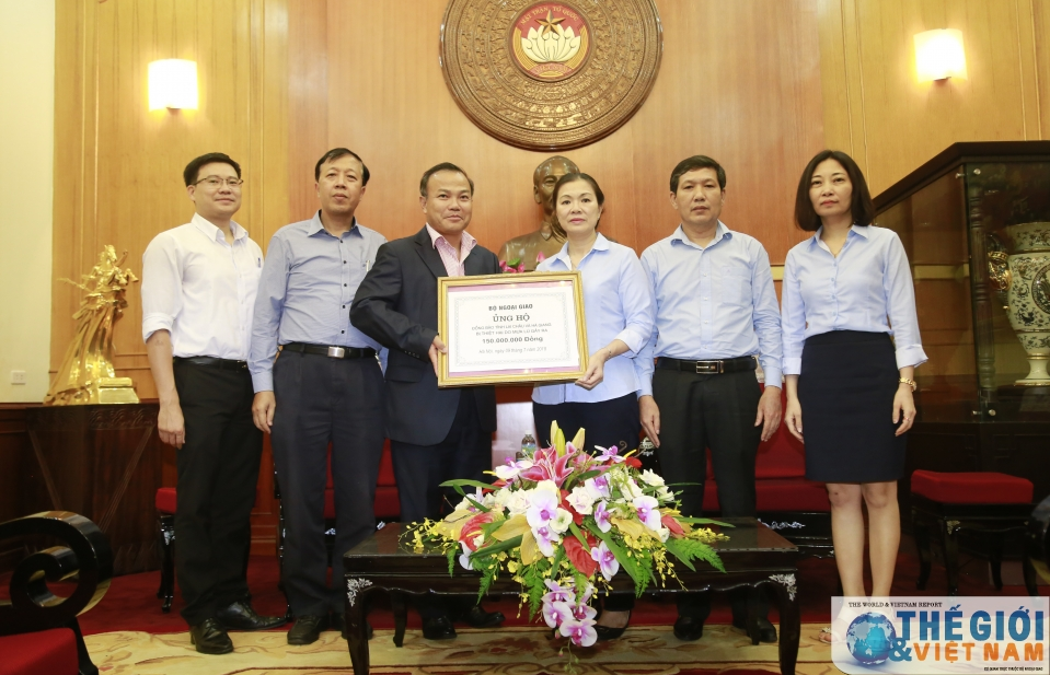 Bộ Ngoại giao trao quà ủng hộ đồng bào vùng bị mưa lũ