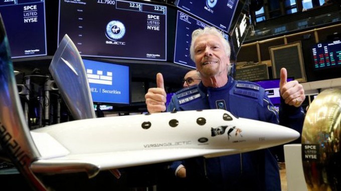 Virgin Galactic tổ chức rút thăm trúng thưởng hai vé bay lên vũ trụ