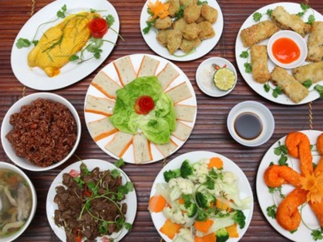 Các nhà hàng đồ ăn chay tấp nập đón khách mùa Vu Lan