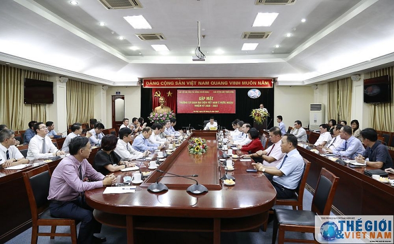 truong ban tuyen giao trung uong tiep lam viec voi cac truong co quan dai dien viet nam o nuoc ngoai