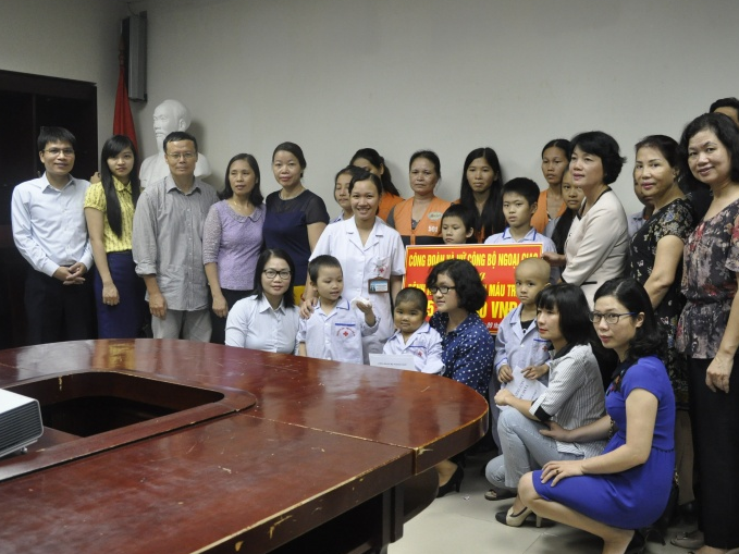 Công đoàn Bộ Ngoại giao trao quà từ thiện tại Viện Huyết học và Truyền máu Trung ương