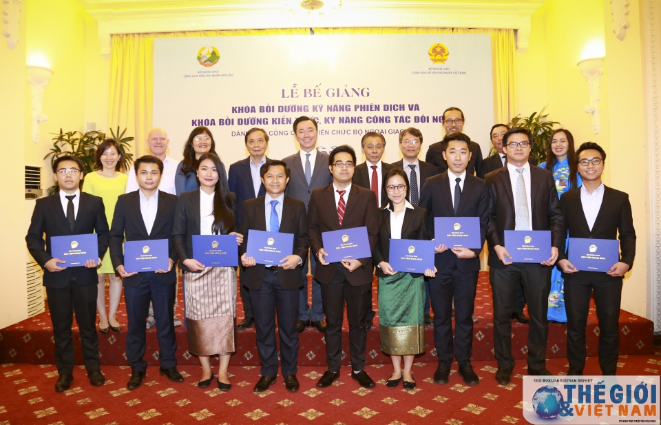 Bế giảng khóa Bồi dưỡng kỹ năng đối ngoại và phiên dịch dành cho cán bộ Lào