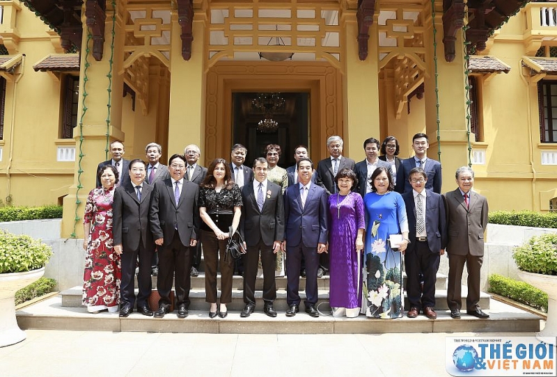 thu truong ngoai giao to anh dung trao tang huan chuong huu nghi cho dai su azerbaijan