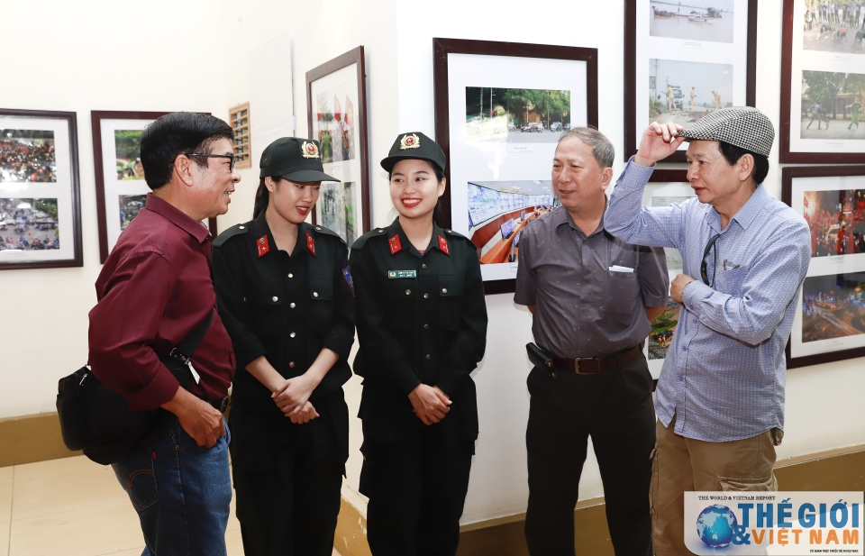 Triển lãm ảnh về Công an Thủ đô gần gũi, thân thiện, vì nhân dân phục vụ