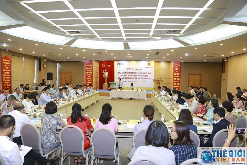 doan truong co quan dai dien viet nam o nuoc ngoai lam viec voi lanh dao phong thuong mai va cong nghiep viet nam