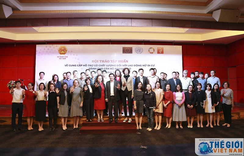 Các đại biểu và học viên chụp ảnh lưu niệm tại hội thảo. (Ảnh: Trung Hiếu) Hội thảo tập huấn về cung cấp hỗ trợ có chất lượng đối với lao động nữ di cư