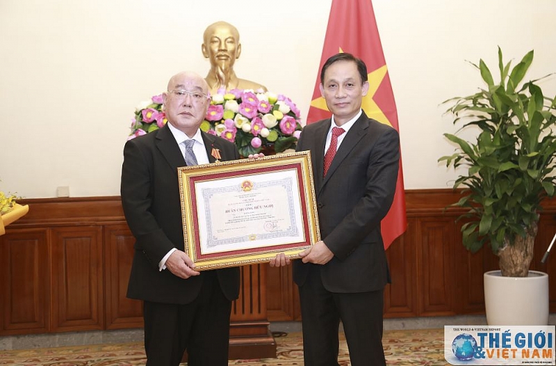 Thứ trưởng Ngoại giao Lê Hoài Trung trao Huân chương Hữu nghị cho Ngài Iijima Isao thu truong ngoai giao le hoai trung trao huan chuong huu nghi cho ngai iijima isao