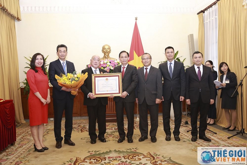 Thứ trưởng Ngoại giao Lê Hoài Trung trao Huân chương Hữu nghị cho Ngài Iijima Isao thu truong ngoai giao le hoai trung trao huan chuong huu nghi cho ngai iijima isao