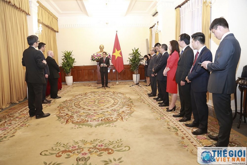 Thứ trưởng Ngoại giao Lê Hoài Trung trao Huân chương Hữu nghị cho Ngài Iijima Isao thu truong ngoai giao le hoai trung trao huan chuong huu nghi cho ngai iijima isao