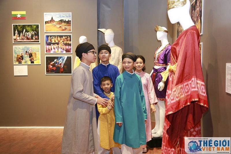 trien lam trang phuc truyen thong cac nuoc asean