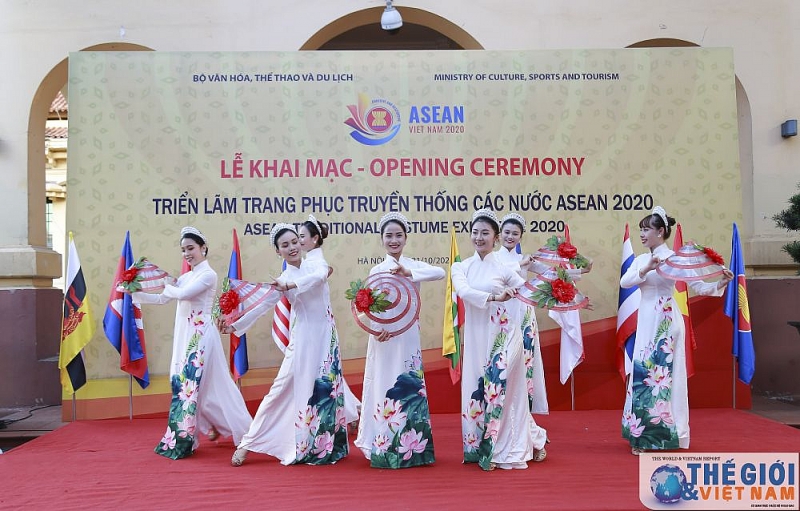 trien lam trang phuc truyen thong cac nuoc asean