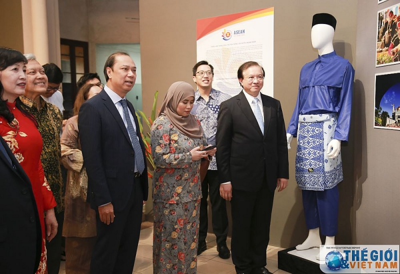 trien lam trang phuc truyen thong cac nuoc asean