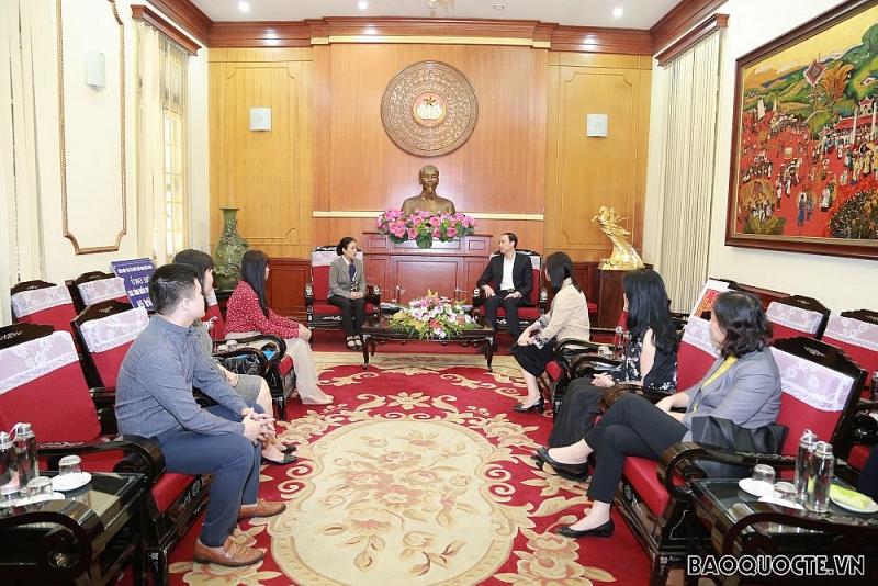 lien hiep cac to chuc huu nghi viet nam trao tien ung ho dong bao vung lu lut mien trung