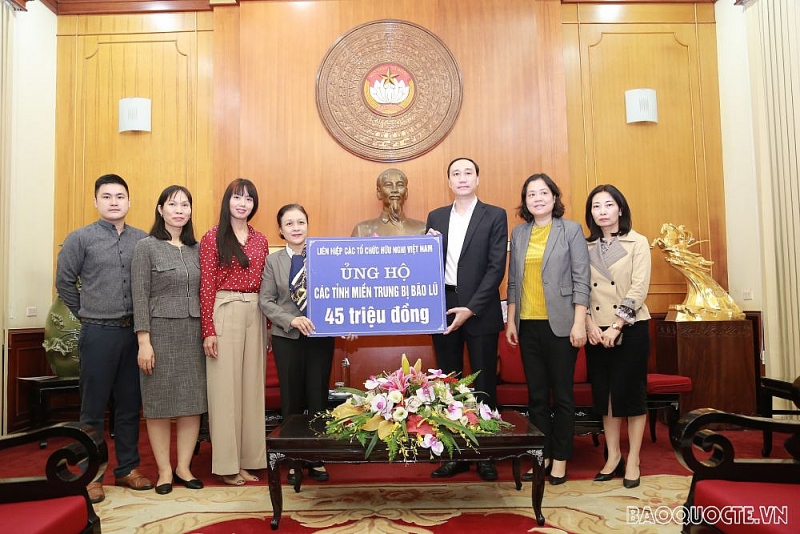lien hiep cac to chuc huu nghi viet nam trao tien ung ho dong bao vung lu lut mien trung